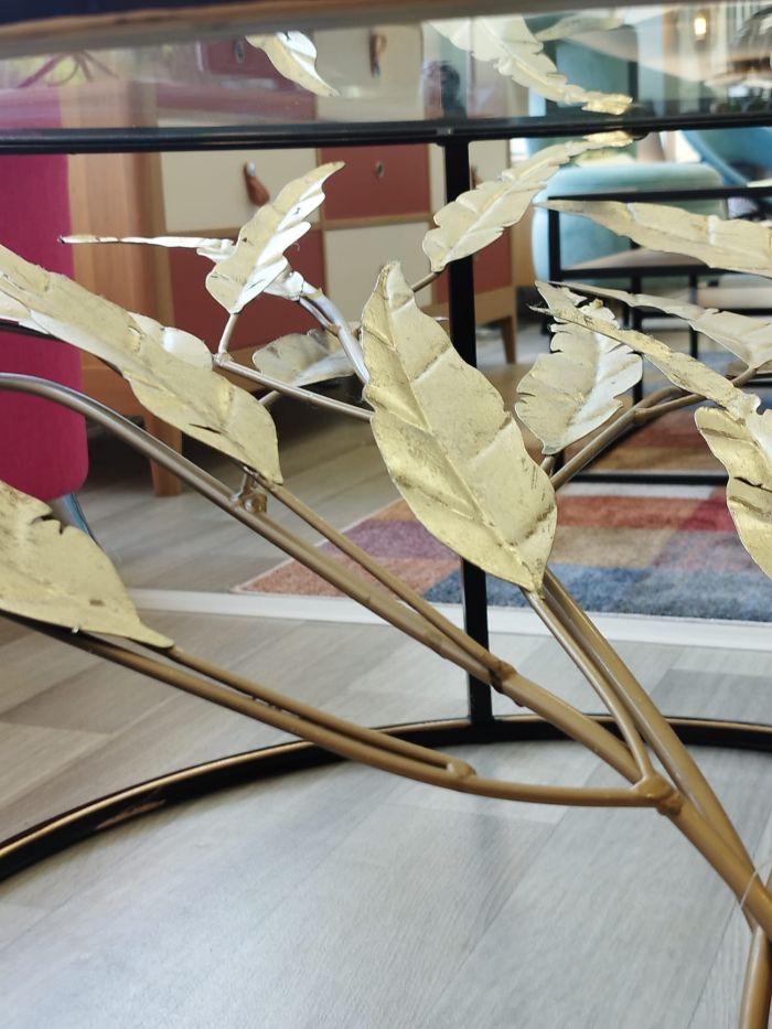 Table ronde métal avec feuilles dorées