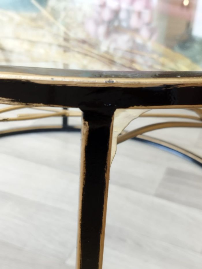 Table ronde métal avec feuilles dorées