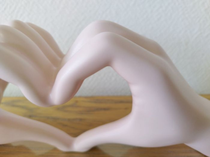 Mains coeur rose