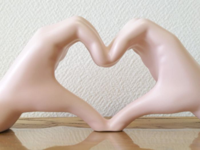 Mains coeur rose