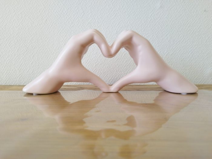 Mains coeur rose