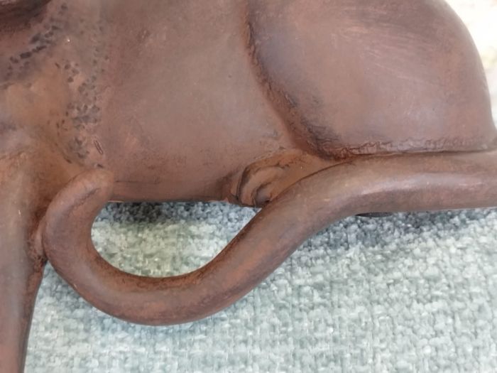 Chat couché rouille