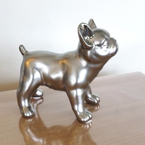 Chien bouledogue argent